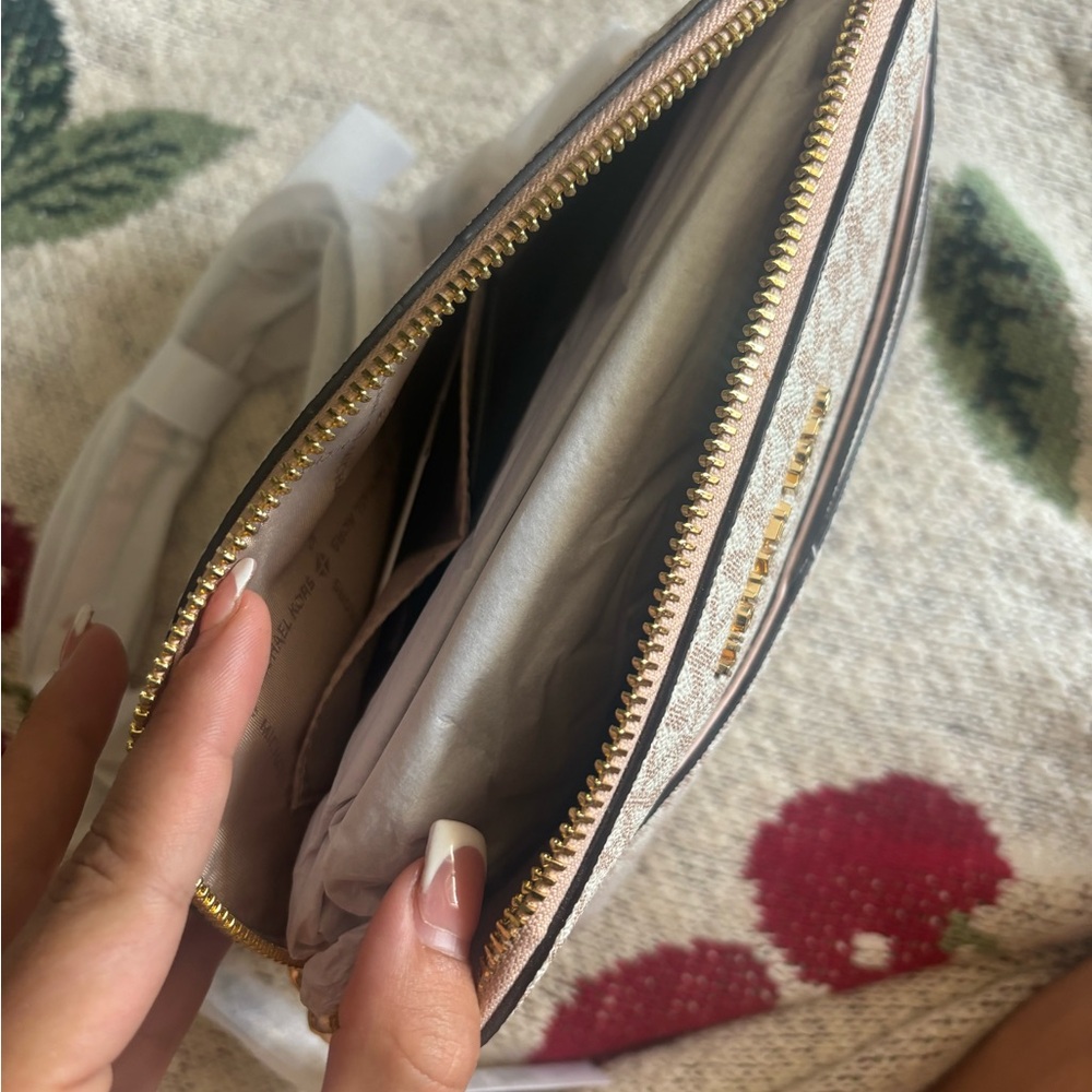 Michael Kors Cream Crossbody Bag with Gold-Tone Hardware and Rose Gold strap - Picture 5 of 7